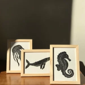 Trio de linogravures en noire et blanc : méduse, baleine, hippocampe